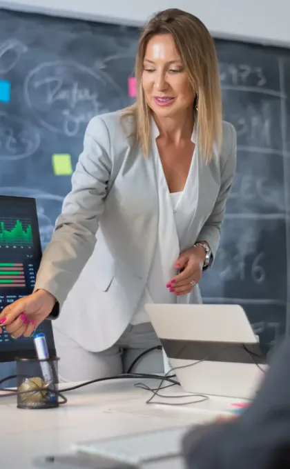 Ekrandaki finansal verileri birlikte değerlendiren finans ekibi — Finans departmanı için KVKK uyum programı Ekrandaki finansal verileri birlikte değerlendiren finans ekibi
