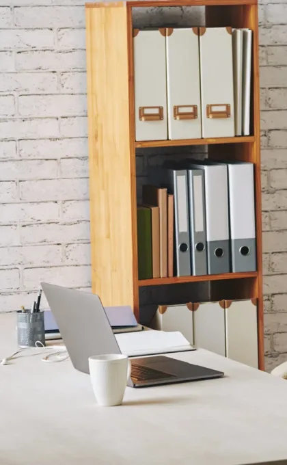 Raflarında dosya klasörleri bulunan kurumsal ofis çalışma alanı — İdari İşler departmanı için KVKK uyum programı Raflarında dosya klasörleri bulunan kurumsal ofis çalışma alanı